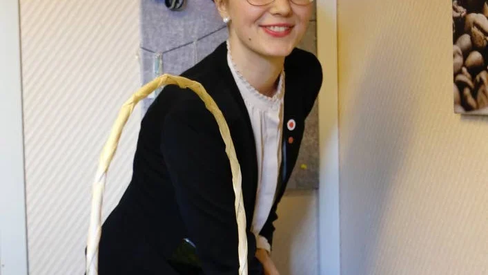 Fruktsam budget. Ida Karkiainen plockar flera fruktor ur budgetkorgen, dit hör lägre moms för småföretag som skomakare och extra pengar till kommuner och landsting.