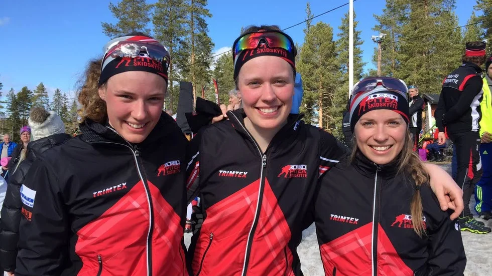 STAFETTSILVER. Hanna Öberg, Elvira Öberg och Anna Magnssun tog silver i SM-stafetten i skidskytte.