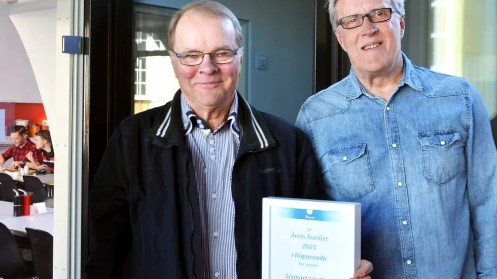 Prisad. Lennart Lindfors tar emot diplom av Ola Backe, Föreningen Nordens ordförande i Haparanda.
