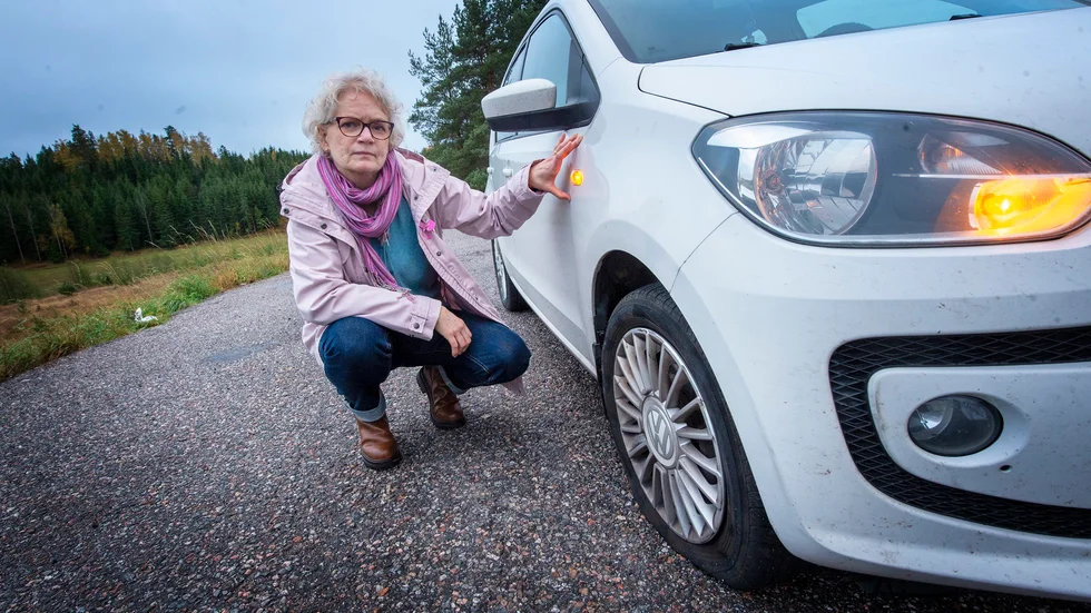 Kerstin Olsson ville inte bli stående på E4 och lyckades ta sig till avfarten vid Tystberga med sin punkterade bil.