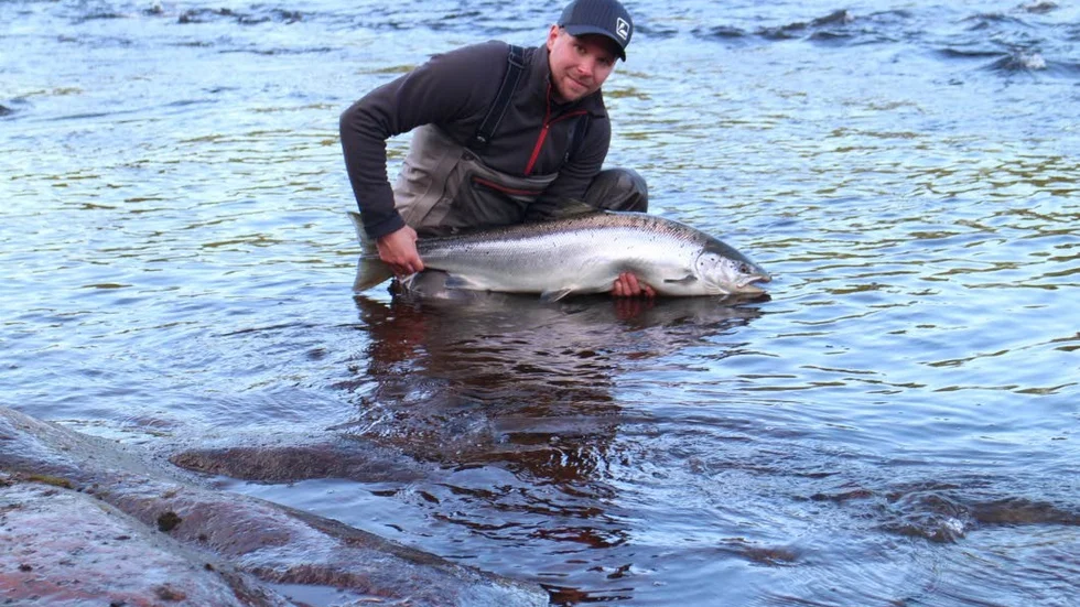 Storfiskaren. Joakim Landström, Överkalix tar varje år topplaceringar i Fiske-DM. Nu går han högt i laxklassen med den här fina 11-kiloslaxen som han drog upp i Ängesån.