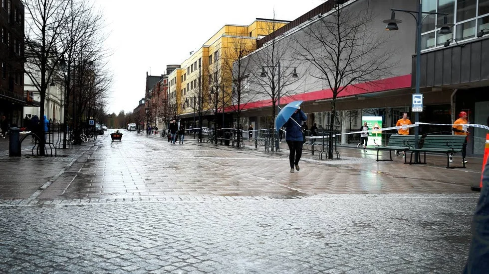 Väderchock. Det var inte alla stadsflanörer som fäste någon uppmärksamhet på löparna i Luleå stadsmara. Somliga hade fullt sjå att hålla undan regnet som vräkte ned.
