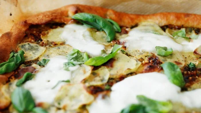 Linda Kask lagar mat och det blir en grön vårbuffé. Potatispizza.