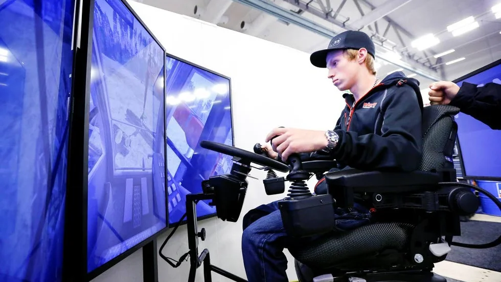 Simulator. Alexander Avander, 17, provar en simulator för timmerlastning.