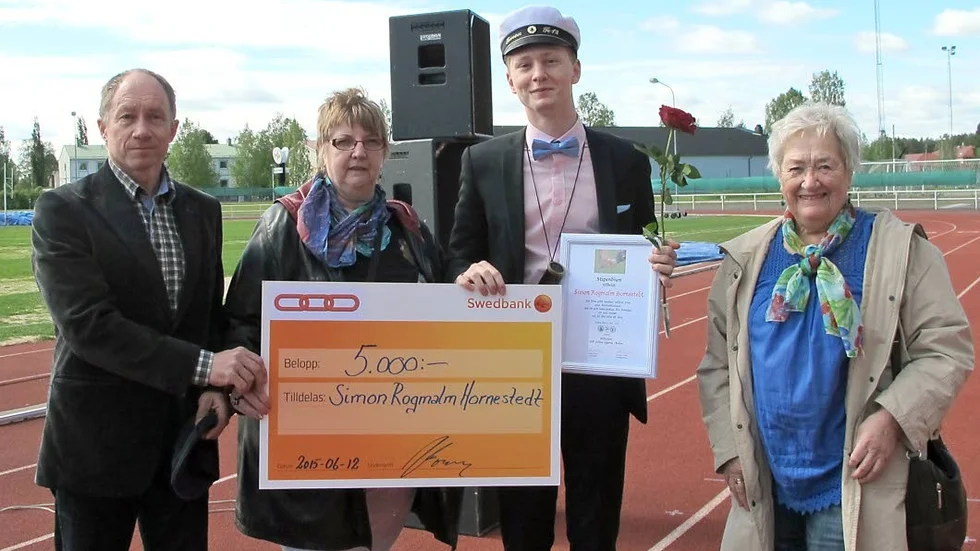 Stipendium. Från vänster ÖM Hans Åhman B31, Karin Vikström Eklund R109, Simon Rogmalm Hornestedt och ÖM Ingegerd Jaako R24.