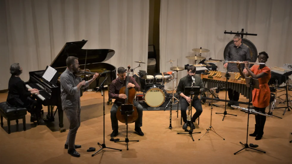 Den amerikanska kammarensemblen Eighth Blackbird med Lisa Kaplan, piano, Matt Albert, violin, Nick Photinos, cello, Zach Good, saxofon, Matthew Duvall på slagverk och Nathalie Joachim på tvärflöjt.