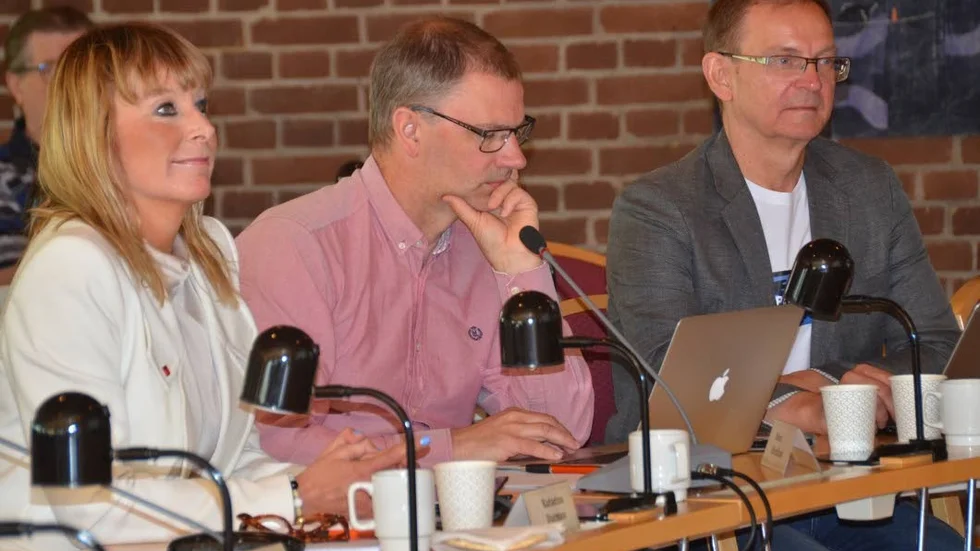 Katarina Burman (V), Sven Nordlund (Mp) och Jan Nilsson (S), nöjda över beslutet om arbetskläder till prioriterade grupper.