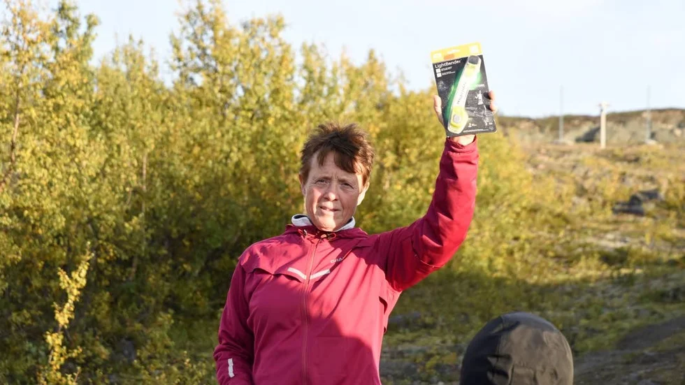 Friskvårdsansvarige Britt Hammar lottar ut fina priser.