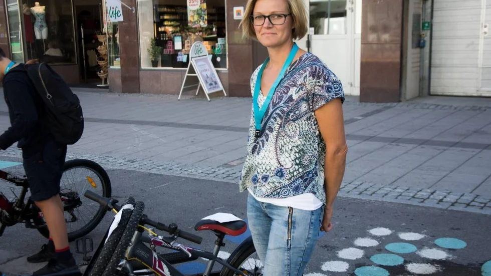 Malin Kronholm Bergkvist var först på plats. Alla säljare på cykelloppisen fick bära ett blått band runt halsen.