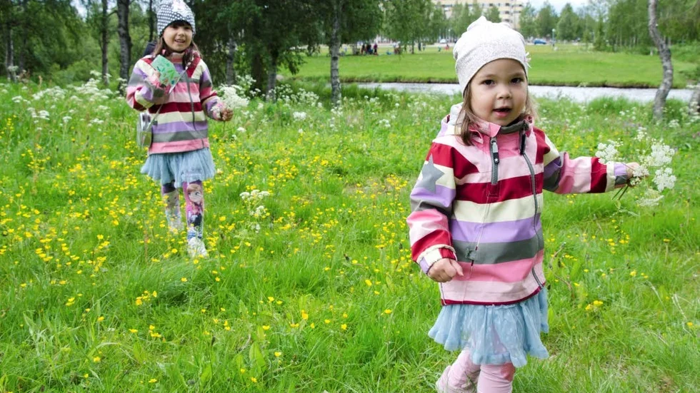 Plocka blommor. Jana och Nina Misovic var tillsammans med mamma Ana Misovic och firade midsommar på Hembygdsområdet.