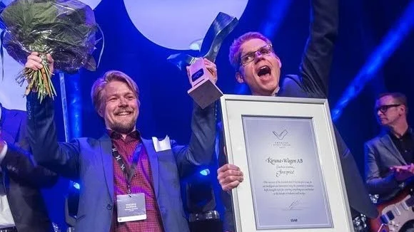 VINNARE. Kiruna Wagon tilldelades SSABs i branschen prestigefyllda pris. Förutom en prispeng på 100.000 kronor fick bolaget även en skulptur av Jörg Jeschke.