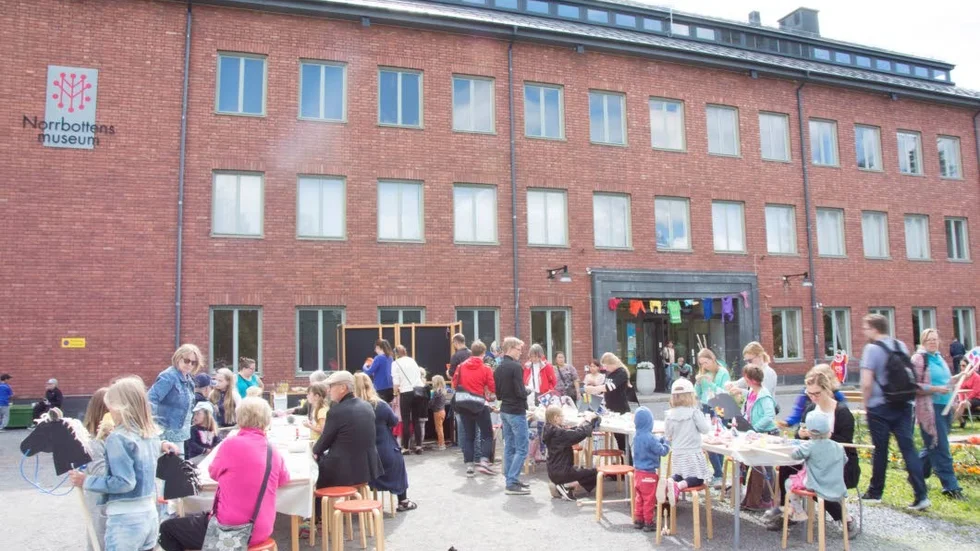 Utanför Norrbottens Museum flockades människor runt pysselborden för att göra sina egna käpphästar.