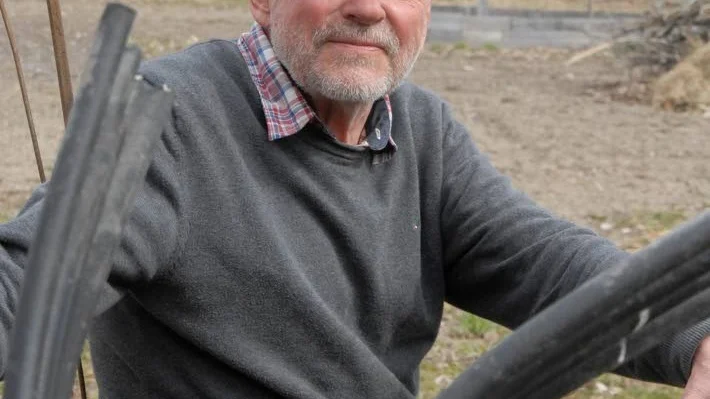 Potatisodling är en Leif Björklunds hobbies. När så är dags använder han fortfarande farfars fungerande ”potatisupptagarsprätt”.