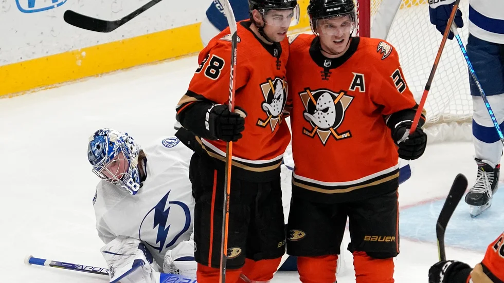 Anaheim Ducks svenska stjärna Jakob Silfverberg (t.h.) har spelat färdigt för säsongen efter att ha drabbats av en blodpropp i benet. Arkivbild.