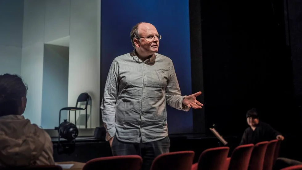 Erik Gedeon i regitagen med "Den fria viljan", en pjäs som han skrivit pjäsmanus och komponerat all musik till själv.