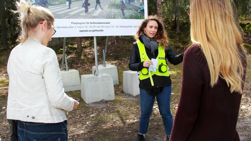 På olika platser har kommunen satt upp skyltar med bilder som visar hur det kan se ut i framtiden. Marina Ziakouli, planarkitekt, förklarar.