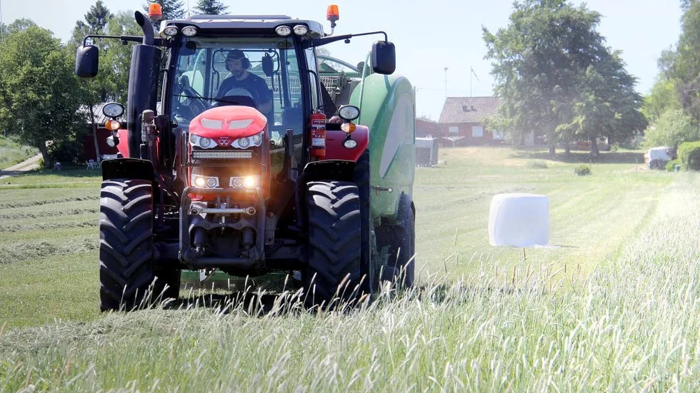 I det torra och varma vädret stannar tillväxten av och den första vallskörden har blivit betydligt mindre än normalt.