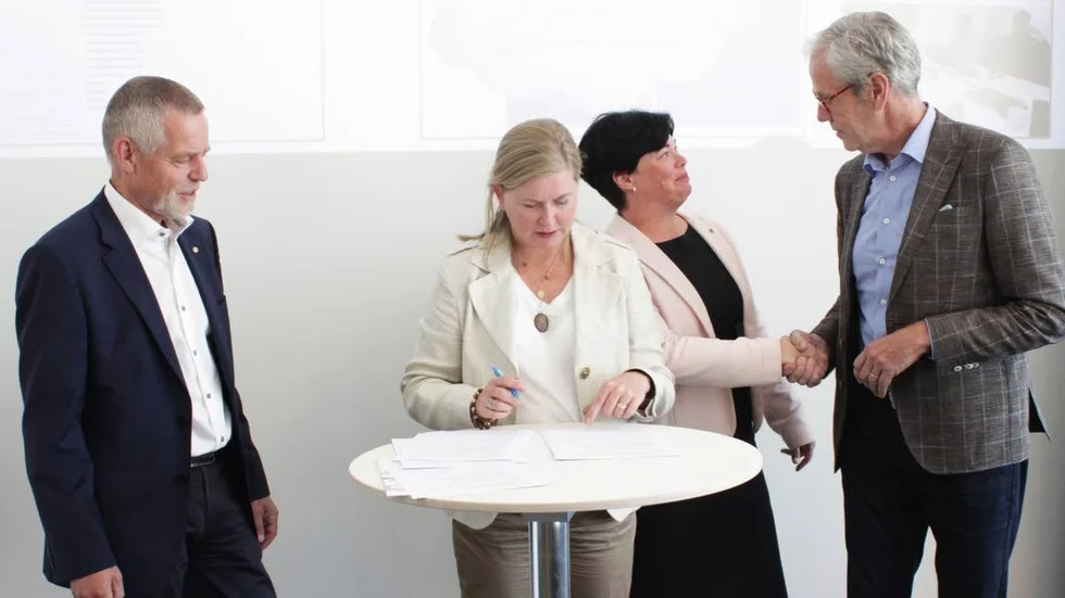 Trafikverkets regiondirektör Einar Schuch, vd för Jernhusen Kerstin Gillsbro, kommunalråd Marlene Burwick (S) och regionstyrelsens ordförande Börje Wennberg (S) har skrivit på samarbetet.