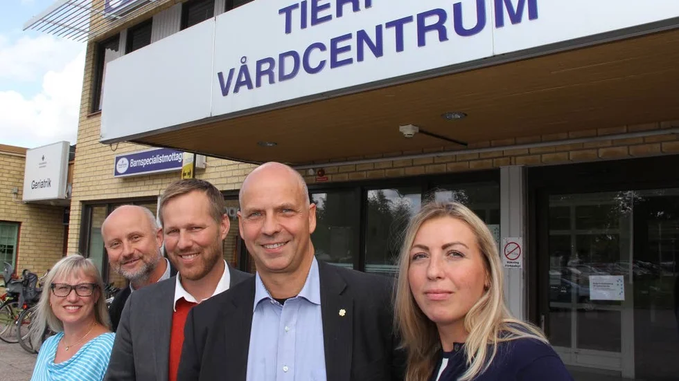 Allianspartierna vill att det byggs ett nytt vårdcentrum i Tierp kommande mandatperiod. Från vänster; Malin Sjöberg Högrell, regionråd (L), Stefan Olsson, regionråd (M), Björn-Owe Björk, regionrådskandidat (KD), Johan Örjes, regionråd (C), Emilie Orring, regionråd (M).