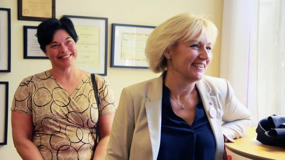 Helene Mellmark Knutsson, minister för högre utbildning och forskning, tillsammans med Marlene Burwick (S), kommunalråd, besökte Ångströmlaboratoriet.