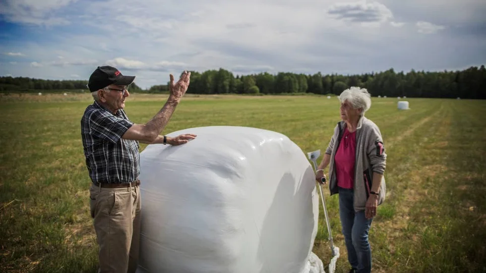 Lars Frohm och Birgitta Jansson står vid en av balarna som Leif Zetterberg har skördat. De känner sig besvikna över hans beteende.