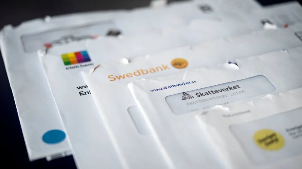 En främmande person har skrivit sig på parets adress och nu kommer hans räkningar till dem.
