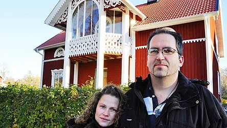 Hus med snickarglädje i Gimo som byggts av Patrik Larsson och Jenny Gustafsson.