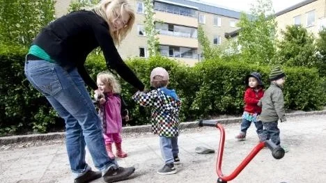 Barnskötare Elin Meläng på Gunnars förskola ger en hjälpande hand till baklängesgångarna.