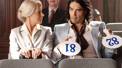 Den alkade arvtagaren Arthur (Russell Brand) slösar glatt med sina pengar, under överinseende av den luttrade nannyn Hobson (Helen Mirren).