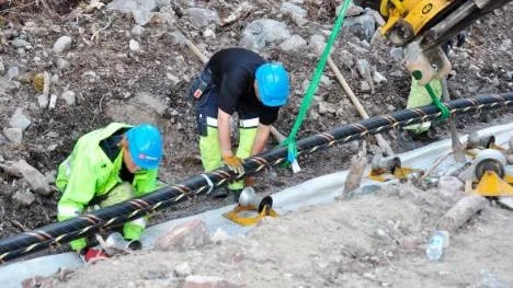 Arbetet löper på relativt problemfritt, men när kabeln, som väger 60 kilo per meter tippar av rullarna behövs maskinkraft för att få upp den igen.