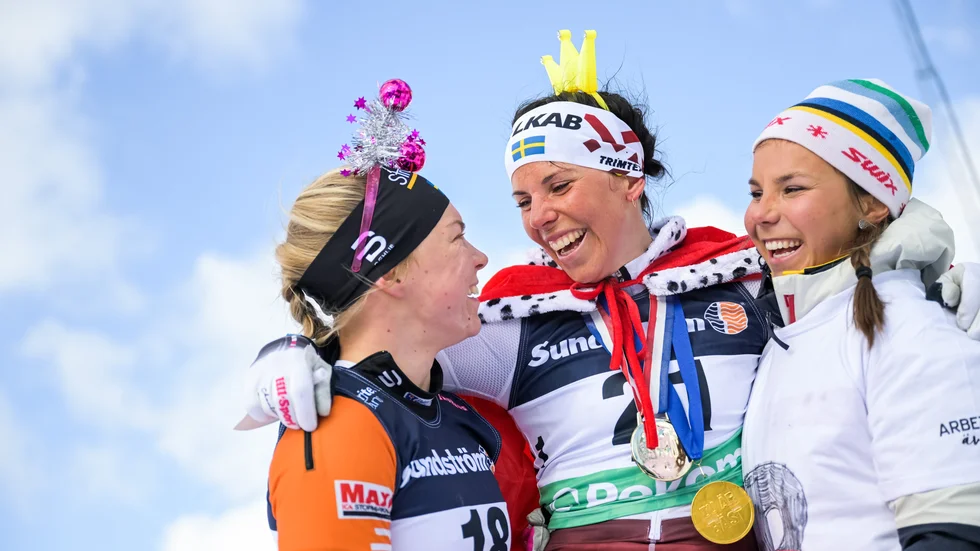 Charlotte Kalla fick extra uppvaktning efter sina avskedslopp i SM. Den svenska skiddrottningen abdikerar efter en lång och framgångsrik karriär.
