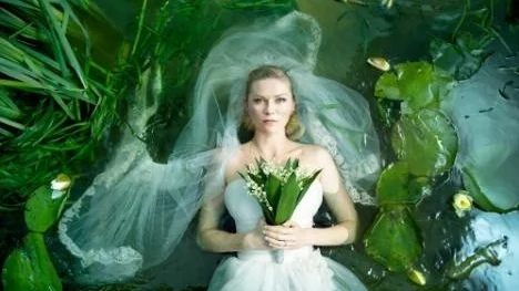 I Melancholia spelar Kirsten Dunst den deprimerade Justine som möter undergången, i form av en planet på kollisionskurs med jorden.
