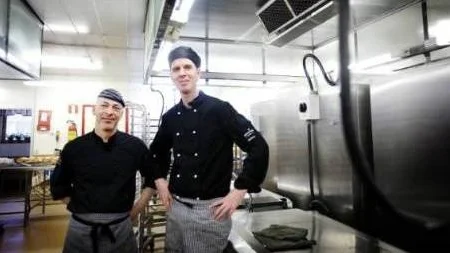 Westerlundska gymnasiet har kommit till final i tävlingen SkolmatsGastro. På bilden står Henrik Roos och Jonas Österlund.