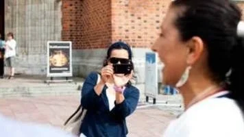 Marcela Penagos fotograferar Juan Ponse och Daissy Garaj