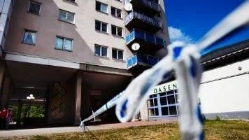 Polisens avspärrning utanför spelklubben
Oasen i Ronna.