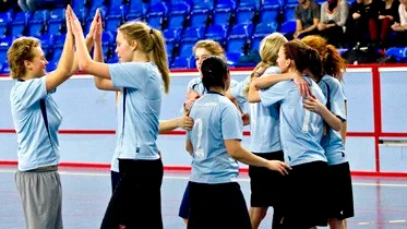 Uppsala (i ljusblått) vann ultimate frisbee-finalen mot Sigtuna.