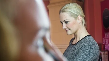 Elizabeth Ahlén i sminkartagen.