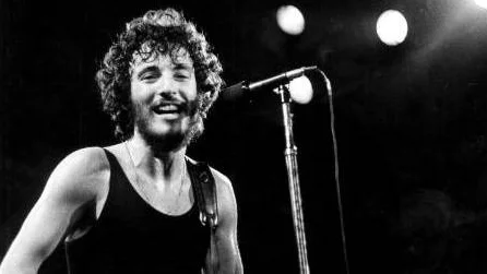 Bruce Springsteen uppträder i New York 1975.