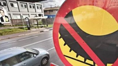 Förbudsskylt mot dubbdäck på Kungsgatan.