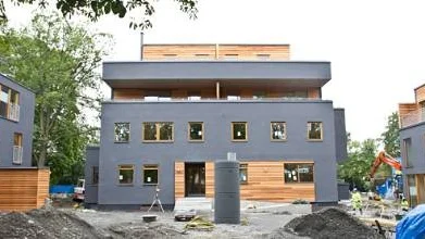 Bygget har beskrivits som "nybrutal fyrkantighet".