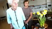Margareta Waxell har läkarintyg på att hon av psykiatriska skäl är i behov av ett boende med personal dygnet runt. Men kommunen anser att hon ska bo kvar hemma, trots att hon får ångest av ensamheten sedan hennes make gått bort.