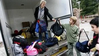 Jacob Mattebo på Stenhagenskolan i Uppsala hjälper Ann-Marie Björk från Emmaus att lasta årets ryggsäckar som ska skickas till Lettland.