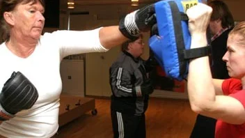 Arbetslösa i Östhammar kan tvingas att hoppa av en uppskattad kurs, där boxing och friskvård ingår, för att ta plusjobb. Ewa Hjertstedt och Katrin Johansson känner sig överkörda. Vi är inga maskiner. Vi är människor, säger Katrin Johansson.