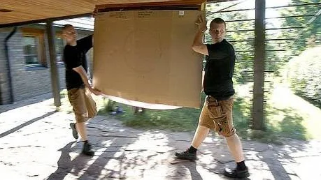 Marcus Pettersson och Fredrik Gustafsson från Allt i transport tömmer en villa i Knivsta.