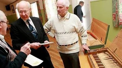 Thure Ögren, Ola Bengtson och Nore Karlsson vid klavikorden - originalet från 1752 och kopian gjord i Göteborg i fjol.
