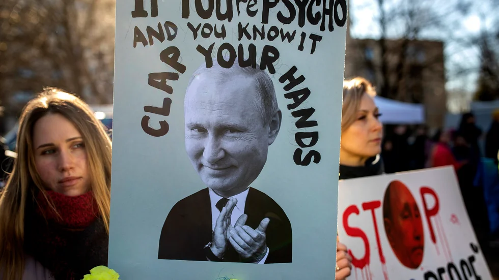 En folklig protest med udden riktad mot Putin utanför den ryska ambassaden i Litauens huvudstad Vilnius i början på mars.