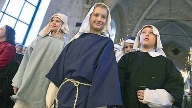 Treorna i Danmarks skola bjöd resten av skolan på ett traditionellt julspel i Danmarks kyrka. Här ses "Tre vise män".