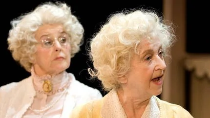 Det är en total troskyldighet som kännetecknar Yvonne Lombard och Meta Velander som de bägge systrarna i pjäsen.
