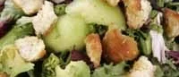 Grön sallad med krispiga krutonger