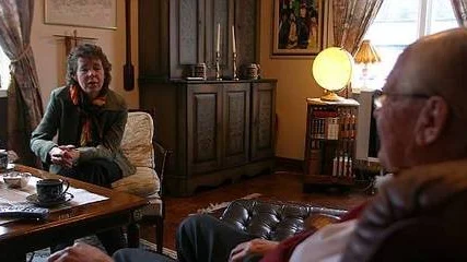 Inger Eklund på besök hos snart 80-årige Bertil Eklund i Tärnsjö.